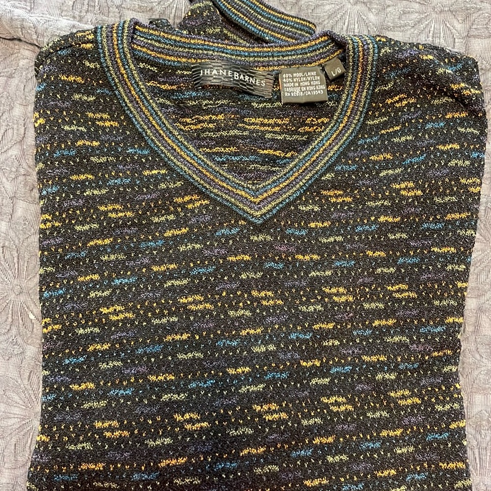 JHANESBARNES Men’s v-neck sweater. Primarily navy Sz L